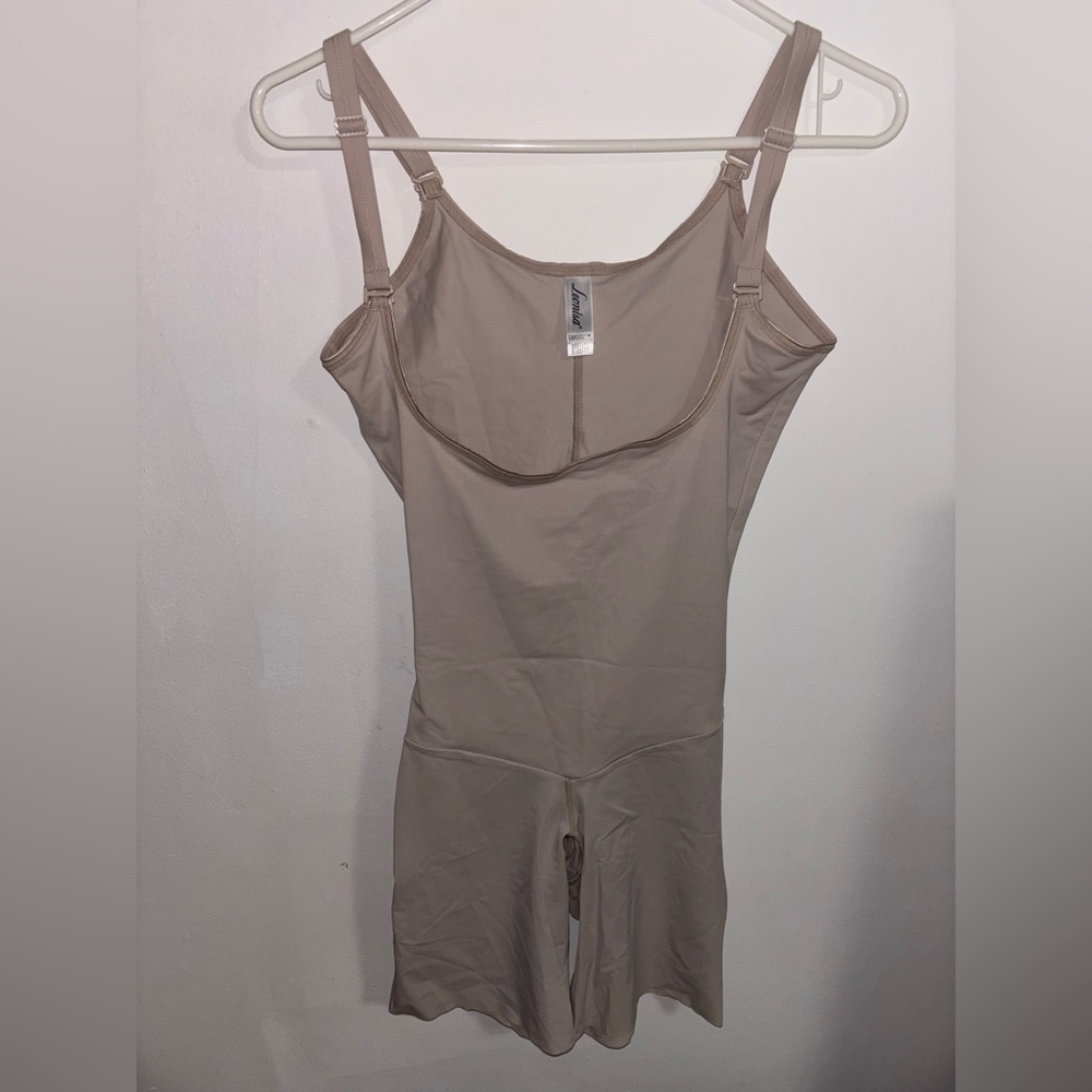 LEONISA SHAPEWEAR Open Bust
Undetectable Step-In Mid-Thigh Body Shaper
Used once